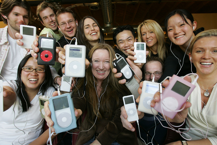 Első generációs iPodokSokan lecserélték és kidobták az első iPod modelleket, ám a működőképes, korai példányok mára keresett gyűjtői tárgyakká váltak.