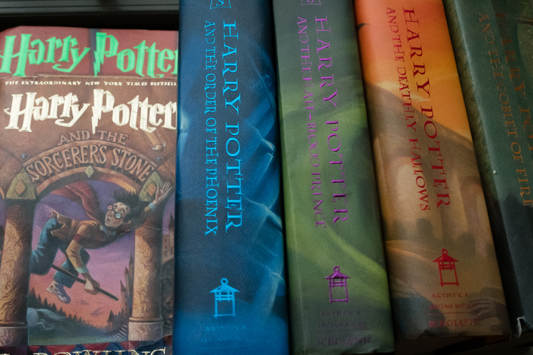 Eredeti Harry Potter könyvsorozatokA teljes, első kiadású példányok egyre értékesebbek a gyűjtők körében.