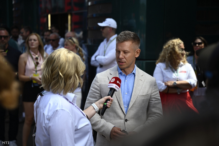 Magyar Péter miniszterelnök nyilatkozik a sajtónak a Forma-1-es Magyar Nagydíj futama előtt a mogyoródi Hungaroringen 2026. július 26-án