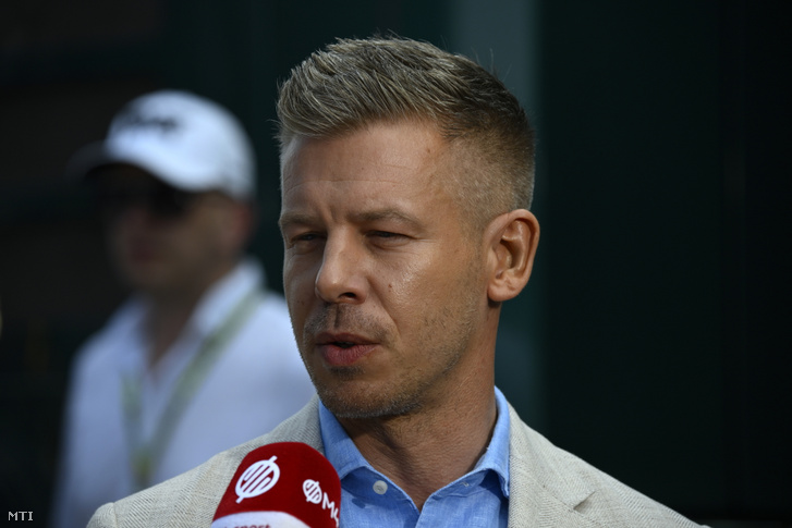Magyar Péter miniszterelnök nyilatkozik a sajtónak a Forma-1-es Magyar Nagydíj futama előtt a mogyoródi Hungaroringen 2026. július 26-án
