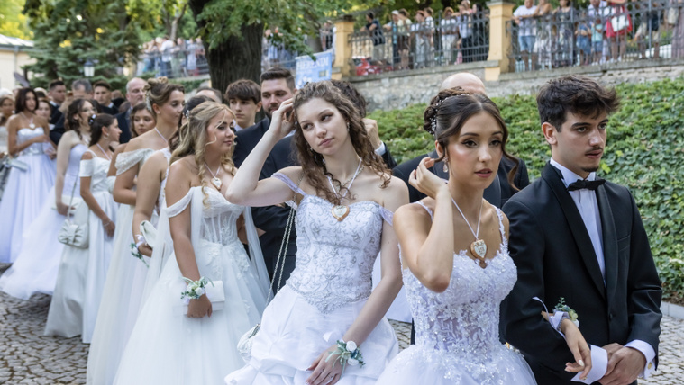 Idén Laura az Anna-bál szépe