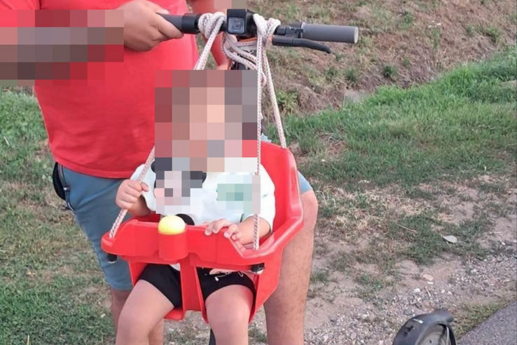 Rollerre kötött hintában szállította másfél éves gyerekét