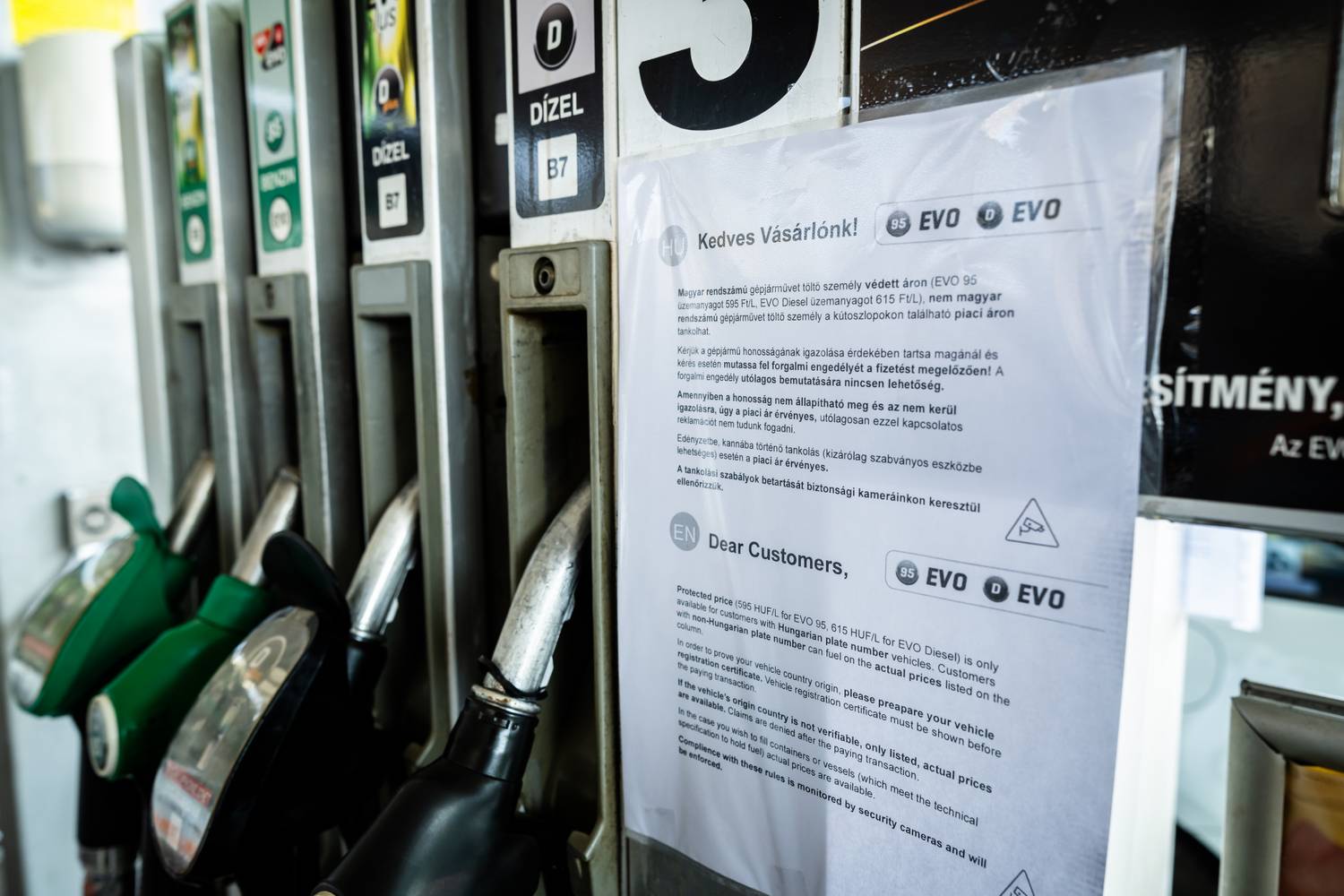 Tájékoztatás a benzin ársapkáról egy benzinkúton 2026. március 10-én