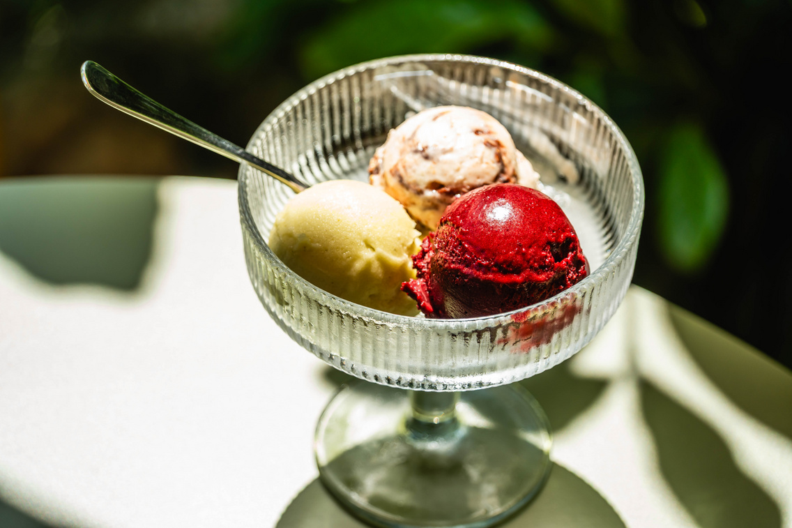 Fenyőrügy, fehér csokis mogyoró és szedersorbet