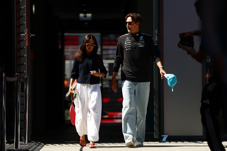 Carmen Montero MundtA Mercedes brit pilótája, George Russell és kedvese 2020 óta alkot egy párt, és bár tudatosan kerülik a reflektorfényt, az egyébként pénzügyi területen dolgozó Carmen Montero Mundt gyakran megfordul a paddockban
