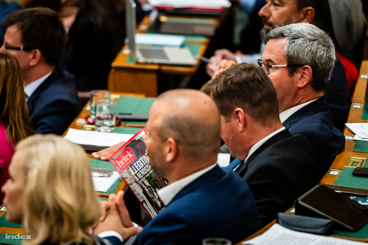Takács Péter a Hetek magazint olvassa