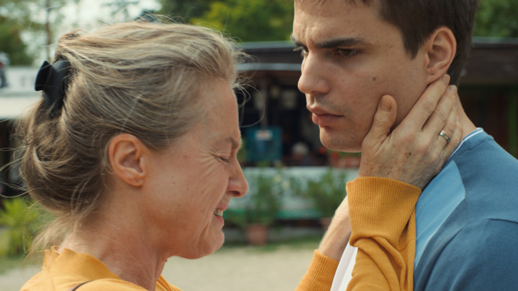 Krisztina (Für Anikó) és Máté (Vilmányi Benett) a Mommy Blue című film jelenetében