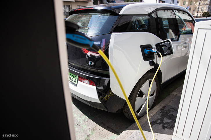 Elektromos autó töltés közben