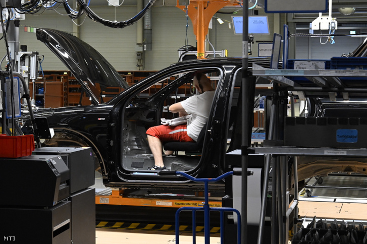 Dolgozó az Audi Hungaria győri gyárában 2025. július 10-én