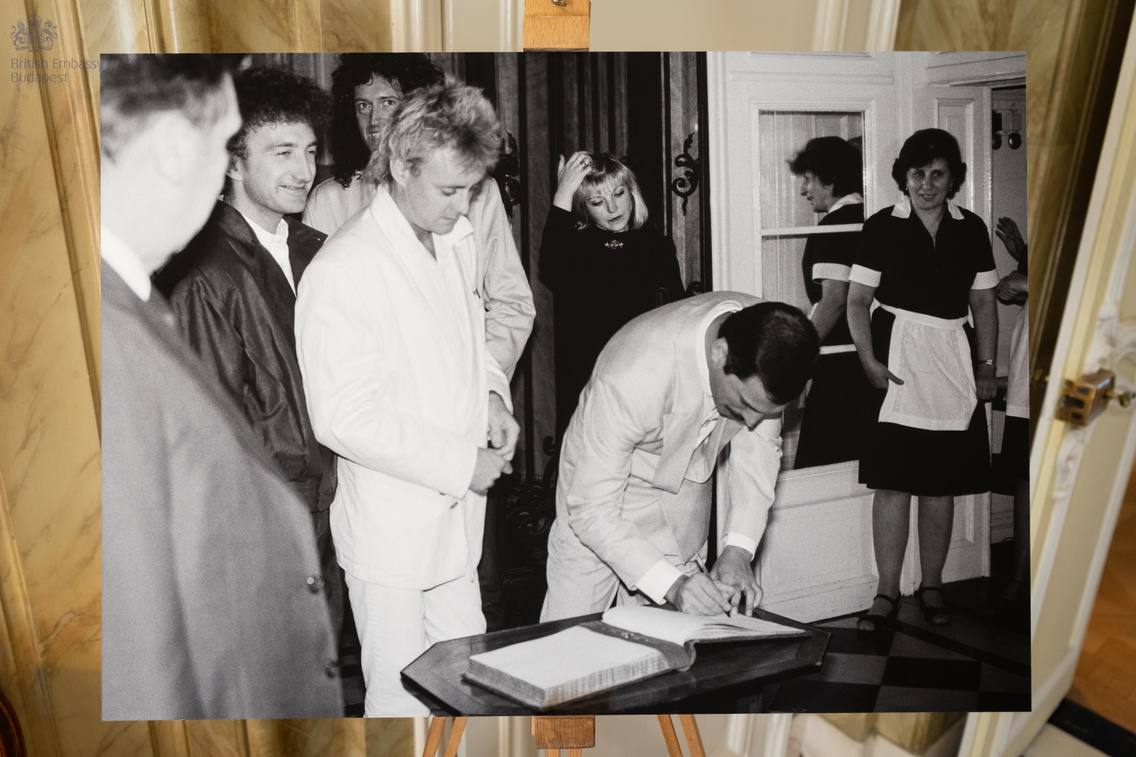Freddie Mercury aláírja a nagykövetség vendégkönyvét
