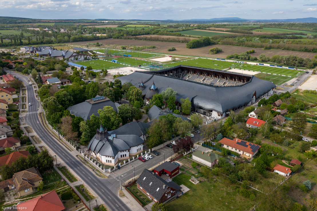A felcsúti Pancho Aréna, háttérben edzőpályákkal