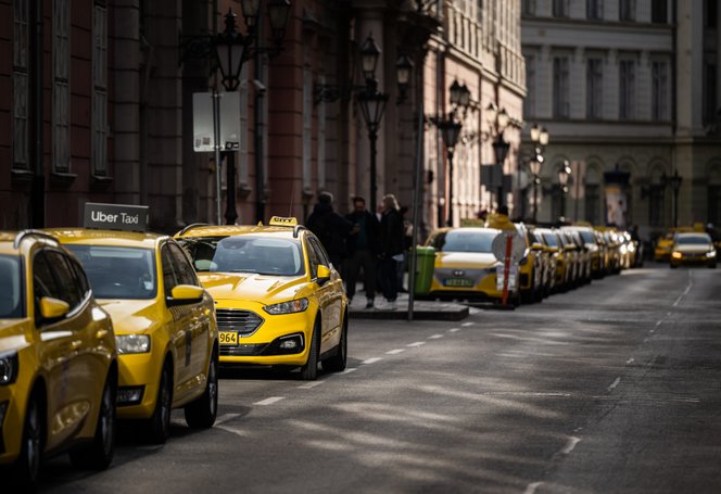 Mától vastagabb pénztárca kell a taxizáshoz, életbe lépett az új tarifa