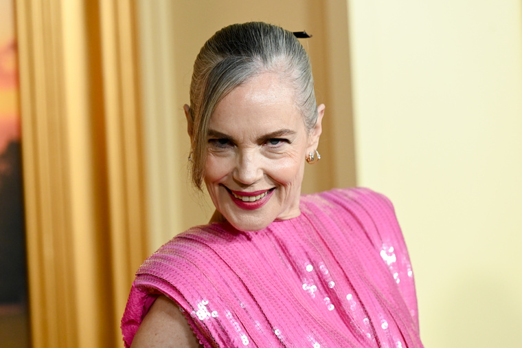 Elizabeth McGovernA Downton Abbey rajongói Elizabeth McGovernt többnyire sötét hajjal ismerik, ám a való életben már jó ideje felvállalja természetes ősz hajszálait, amelyek fantasztikusan állnak neki.
