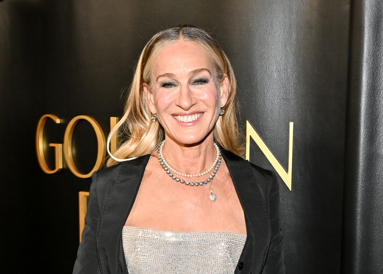 Sarah Jessica ParkerSarah Jessica Parker szintén remek példája annak, hogyan lehet elegánsan összeolvasztani az ősz hajszálakat a festett hajjal