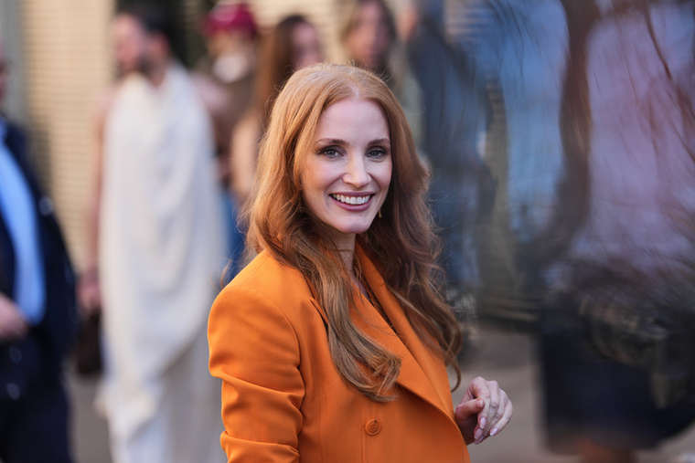Jessica ChastainJessica Chastain a 2026-os párizsi divathéten már látható ősz hajtövekkel jelent meg