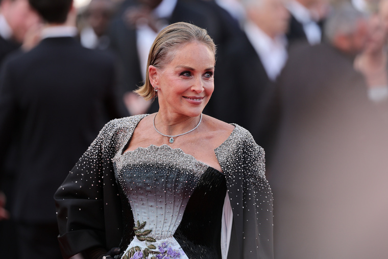Sharon StoneAmikor Sharon Stone 2026 májusában részt vett a cannes-i filmfesztiválon a Fjord című film vetítésén, esze ágában sem volt elrejteni a hátrafésült bobfrizurájából kikandikáló ősz hajszálakat
