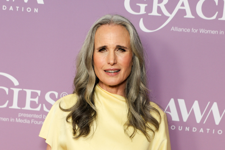 Andie MacDowellAndie MacDowell már 2020 óta büszkén viseli ősz haját, így 2026-ban is folyamatosan bebizonyítja, hogy hosszú, ezüstös loknijai tökéletesen állnak neki