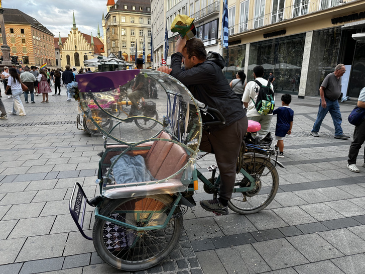 Modern „riksával” viszik a vásározókat
