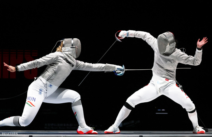 A magyar Battai Sugár Katinka és a kínai Wei Jiayi a hongkongi vívó-világbajnokság döntőjében 2026. július 29-én