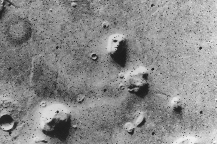 A Viking–1 keringőegysége által készített, a NASA által 1976. július 25-én közzétett felvétel a Cydonia régió egy részletéről.