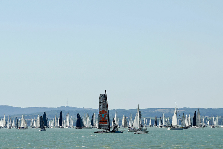 A Balaton közepéről érkezik az élő adás: technológiai erődemonstráció a Kékszalagon
