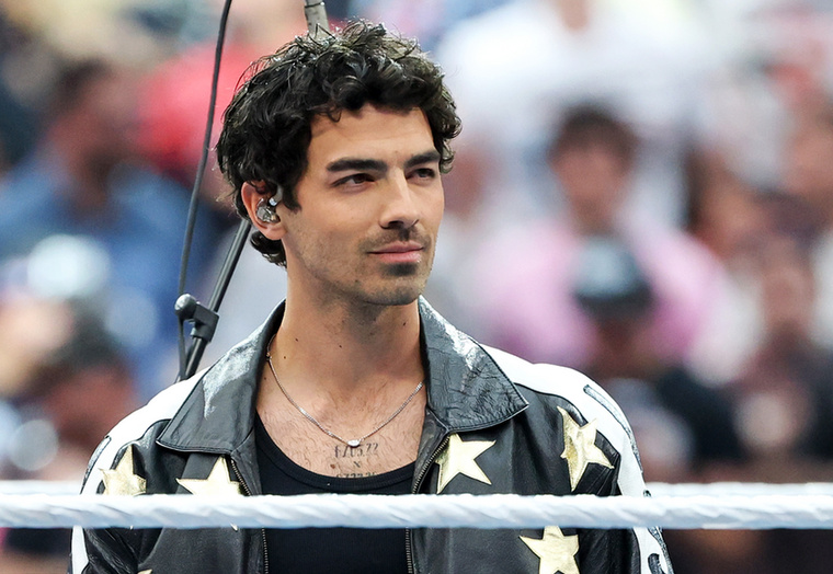 Joe JonasMielőtt családot alapított, majd szakított volna a Trónok harca sztárjával, Sophie Turnerrel, Joe Jonast is kiszúrták a Rayán, ahol próbálta meg találni az igazit.