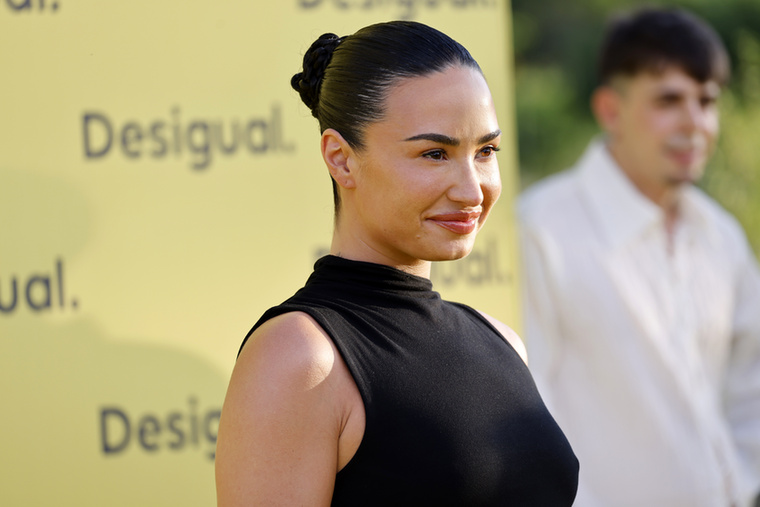 Demi LovatoDemi Lovato a Simply Complicated című dokumentumfilmjében árulta el, hogy 2016-ban, miután szakított Wilmer Valderramaval, regisztrált a Rayára