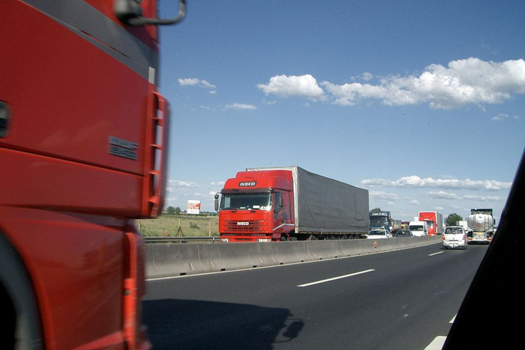 Achtung: a rekkenő hőség miatt feloldják a hétvégi kamionstoppot