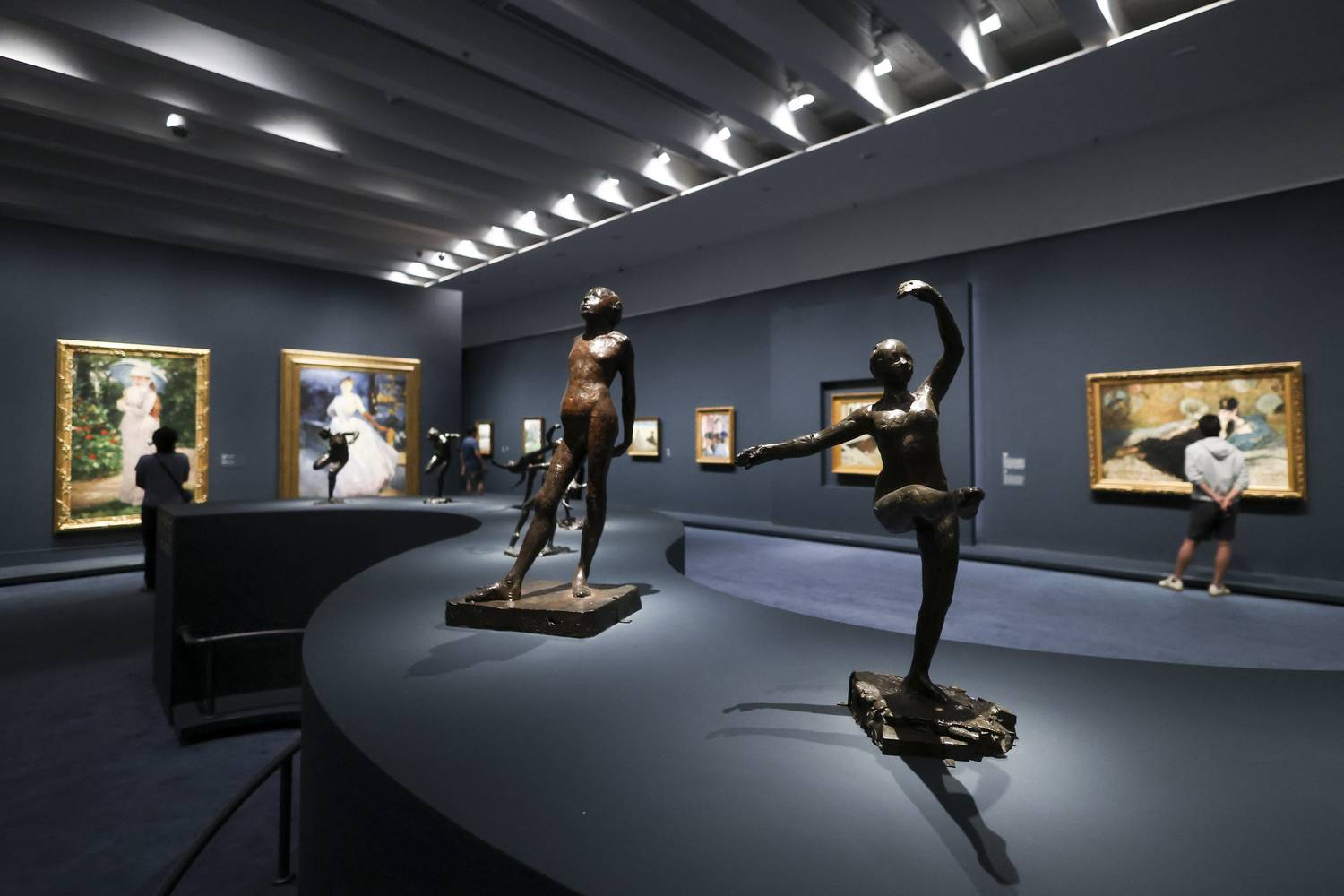 Párizs a világ egyik legfontosabb kulturális központja, ahol napokat lehet eltölteni a múzeumok között. A Louvre Múzeum, a Musée d'Orsay, a Musée Picasso és a Grand Palais önmagukban is megérnek egy hosszú hétvégét.