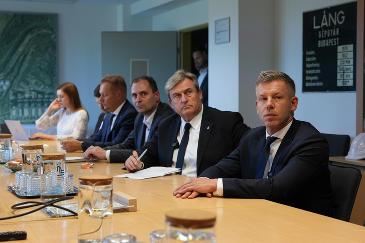 Magyar Péter (j) és Kapitány István (j2) Százhalombattán