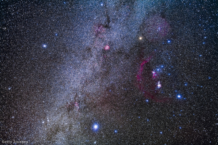 Orion, a Vadász csillagkép (jobbra), valamint két vadászkutyája és azok legfényesebb csillagai: a Procyon a Kis Kutya csillagképben (balra) és a Sirius a Nagy Kutya csillagképben (alul)