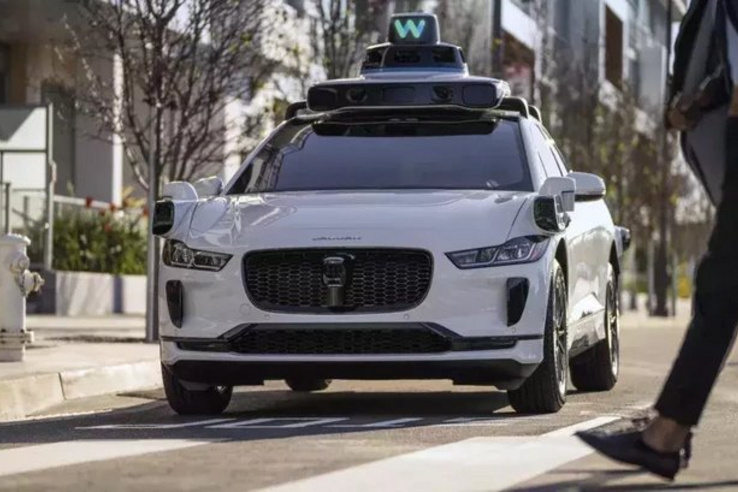 Egy tanulmány szerint a robotaxik biztonságosabban vezetnek, mint az emberek