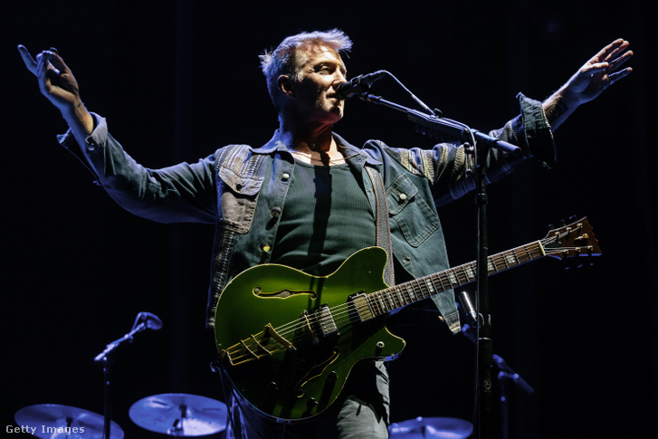 Josh Homme, a Queens of the Stone Age frontembere az Estadio Banorte stadionban 2025. november 12-én