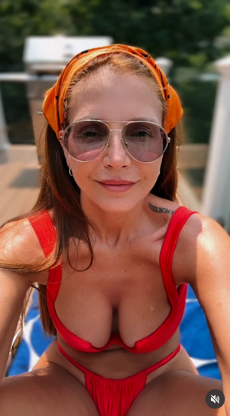 Charisma Carpenter bikiniben.png