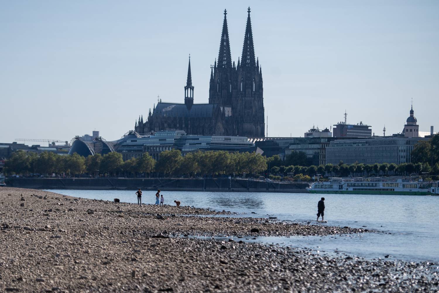 Düsseldorf, 2026: az aszály látványosan megmutatkozik a Rajna csökkenő vízszintjén