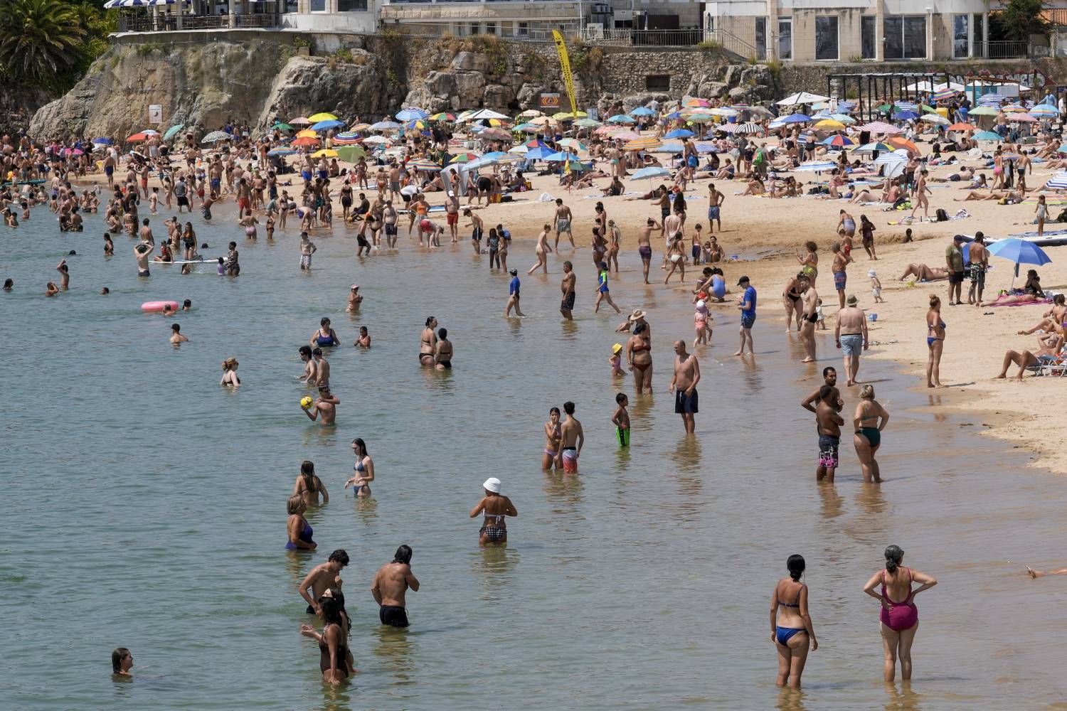 Nyaralók a Praia da Duquesa strandján július 27-én Cascaisban a kellemes, 30 fokos nyári időben.