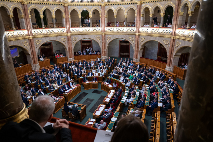 Drámai bejelentés: Magyar Péter az Országgyűlés leállítását javasolja