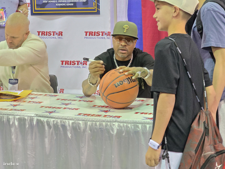 Allen Iverson aláírást ad egy kosárlabdára a Nationals rendezvényen