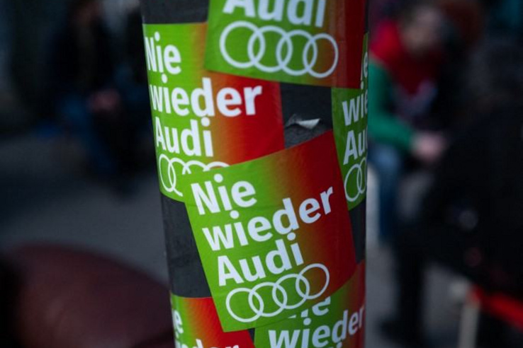 Hatezren tüntettek az Audi gyáránál