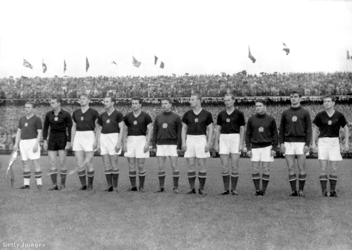 A magyar labdarúgó-válogatott játékosai a nemzeti himnusz alatt az 1954-es világbajnoki döntő előtt a berni Wankdorf Stadionban 1954. július 4-én