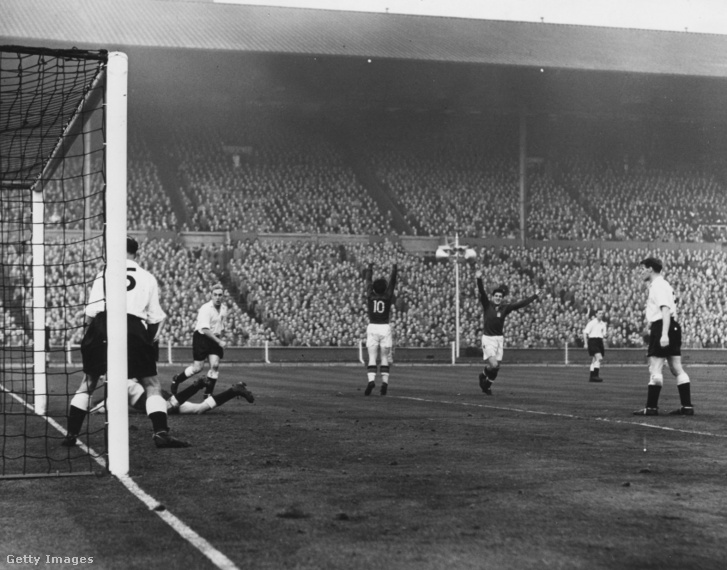 Puskás Ferenc (10-es mezben) megszerzi a magyar válogatott harmadik gólját az Anglia elleni mérkőzésen a londoni Wembley Stadionban 1953. november 25-én