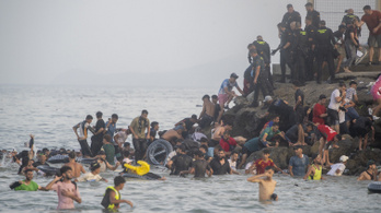 Rendkívüli uniós csúcsot kért Spanyolország a 60 ezres migrációs áttörés után