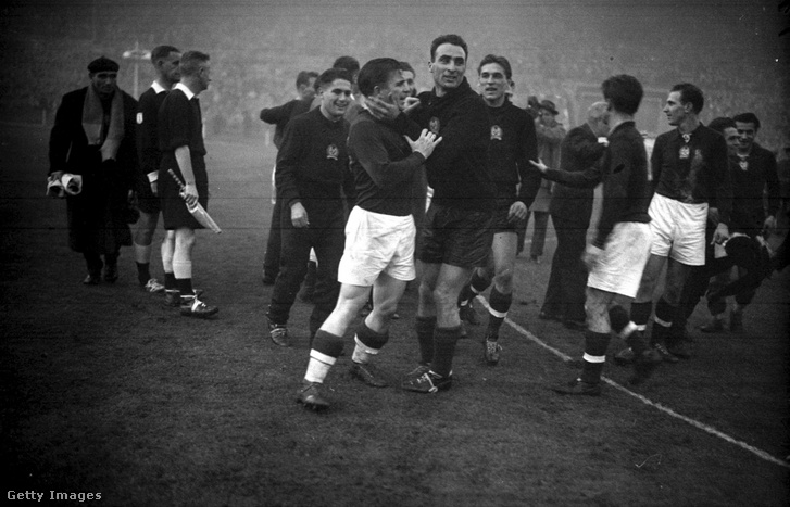 Gellér Sándor magyar kapus (jobbra) átöleli Puskás Ferenc csapatkapitányt, miután a magyar válogatott 6–3-ra legyőzte Angliát a londoni Wembley Stadionban 1953. november 25-én