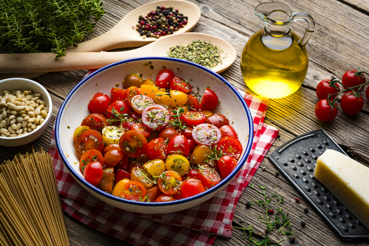 A mediterrán konyha egyszerűsége&nbsp;Az olasz, görög és spanyol hagyományos étkezés alapját sok zöldség, hüvelyes, teljes értékű gabona, olívaolaj, olajos mag és hal adja