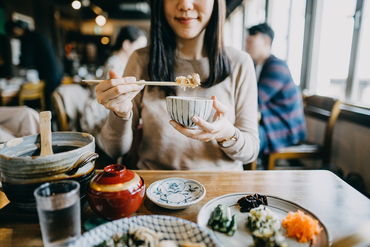 A japán halfogyasztástól a koreai fermentált zöldségekig több olyan gasztronómiai szokás is akad, amely különösebb felfordulás nélkül beépíthető a hétköznapi étrendbe