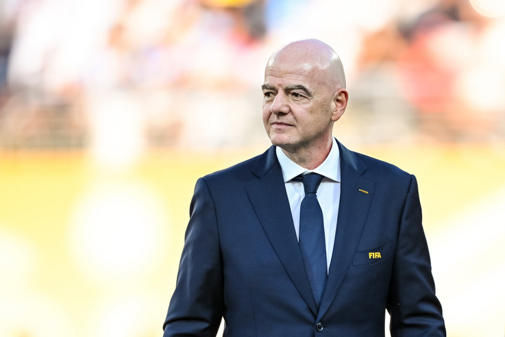 Több tíz milliós fizetést tehetett volna zsebre a FIFA-elnök a bukott tervéből, most a fejét követelik
