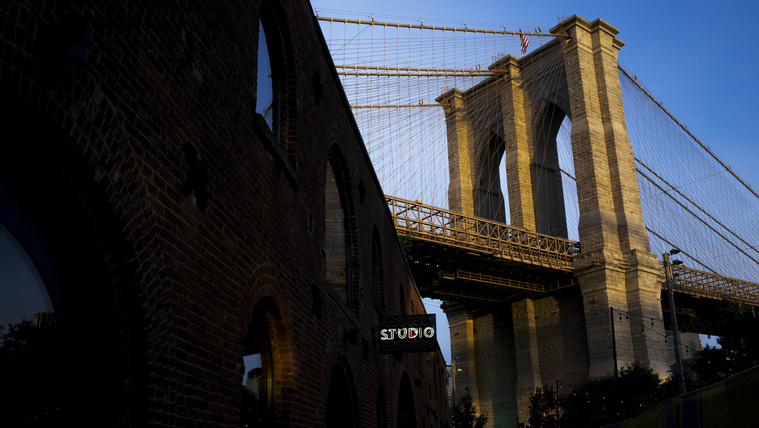 Videón a halálugrás a Brooklyn Bridge tetejéről, 85 méter magasból