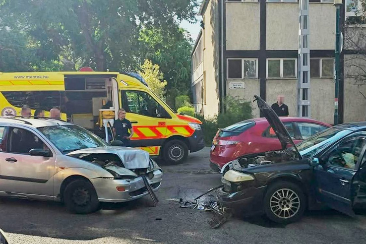 Két autót csukott össze Zuglóban egy 13 éves gyerek
