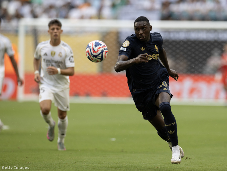 A Juventus FC játékosa, Randal Kolo Muani (#20) átveszi a labdát a 2025-ös FIFA-klubvilágbajnokság nyolcaddöntőjében, a Real Madrid CF és a Juventus FC mérkőzésén, a Hard Rock Stadionban, az Egyesült Államokban, Miami Gardensben, 2025. július 1-jén