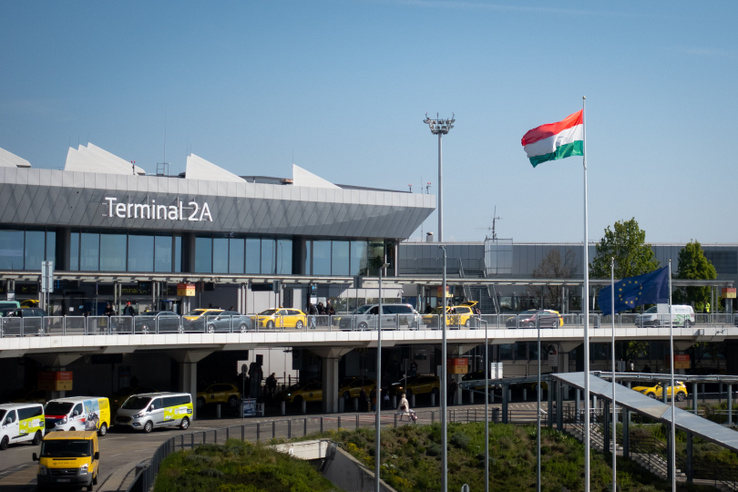 Megállt az élet a budapesti reptéren a fizetési rendszer reformja után